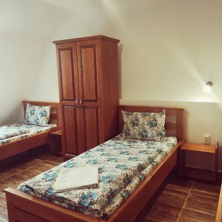 Airport Karoly Central 75 Guest house