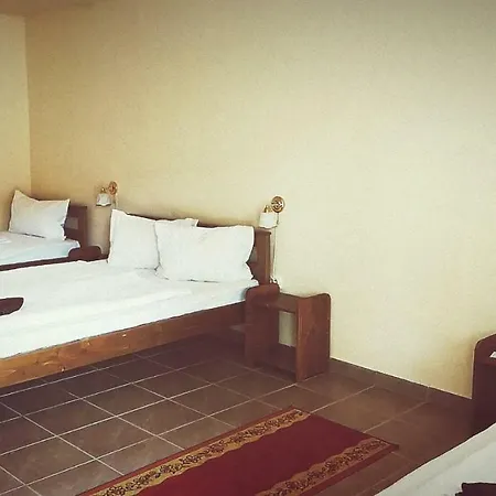 Airport Karoly Central 75 Guest house