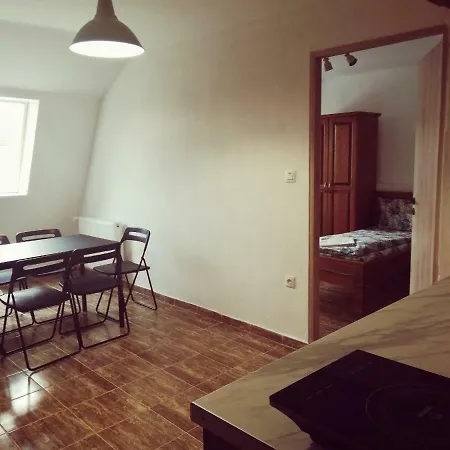 Airport Karoly Central 75 Guest house *