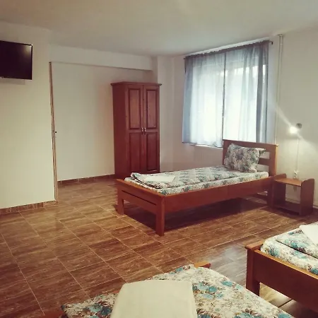 Airport Karoly Central 75 Guest house *